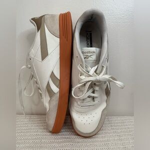 Reebok White and Taupe court advance unisex Sneakers in  size 9M/11W